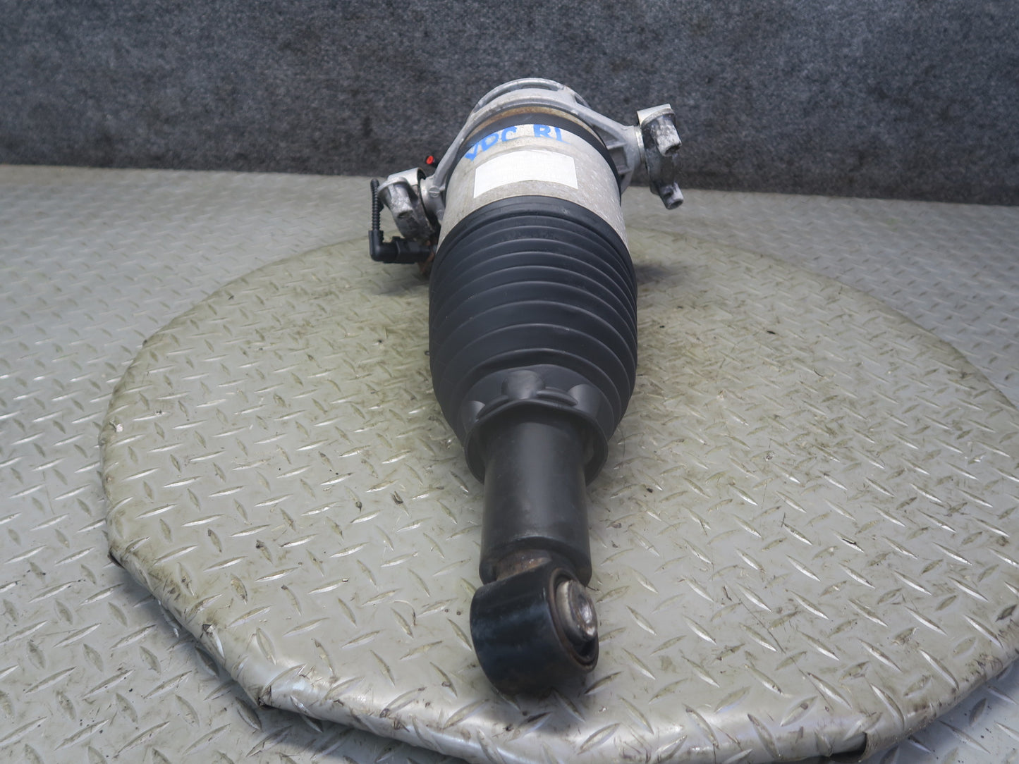 2013-2018 Porsche Cayenne 958 GTS Rear Left Air Shock Strut Absorber 7P5616503AE