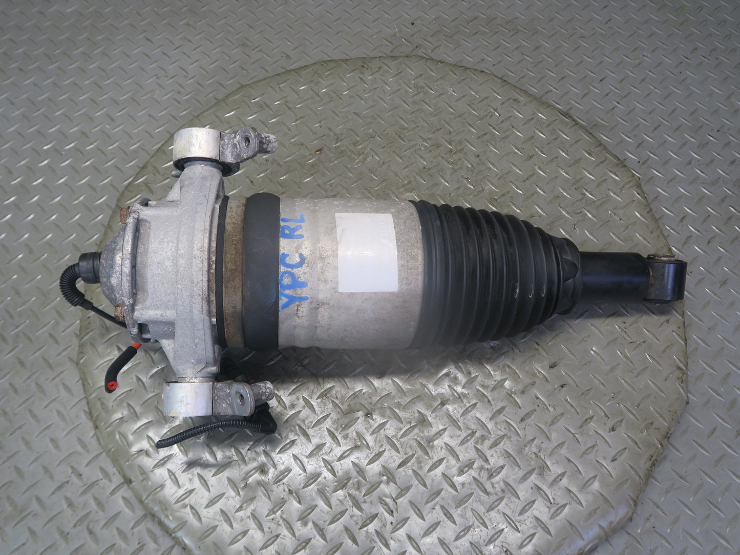 2013-2018 Porsche Cayenne 958 GTS Rear Left Air Shock Strut Absorber 7P5616503AE