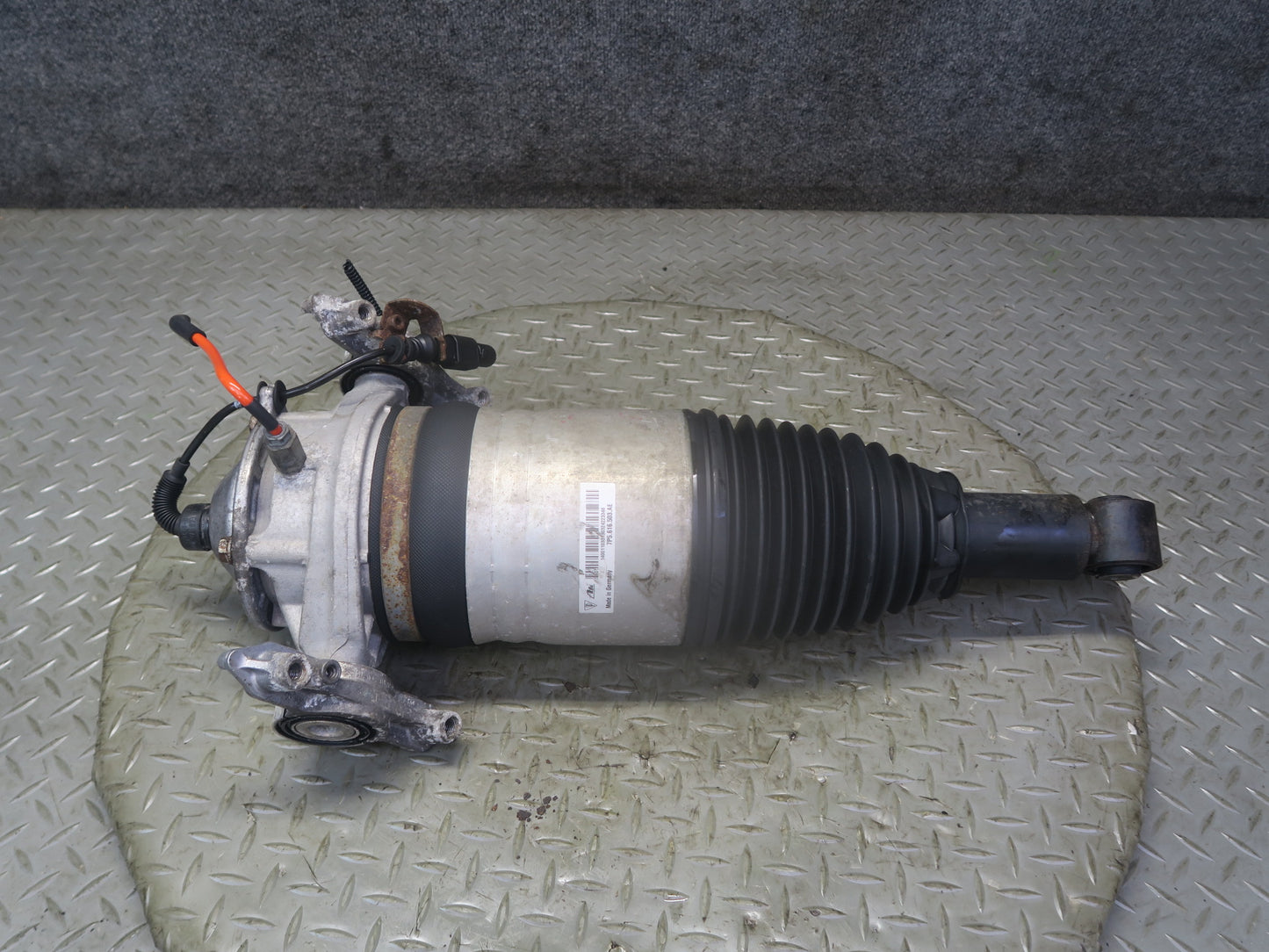 2013-2018 Porsche Cayenne 958 GTS Rear Left Air Shock Strut Absorber 7P5616503AE
