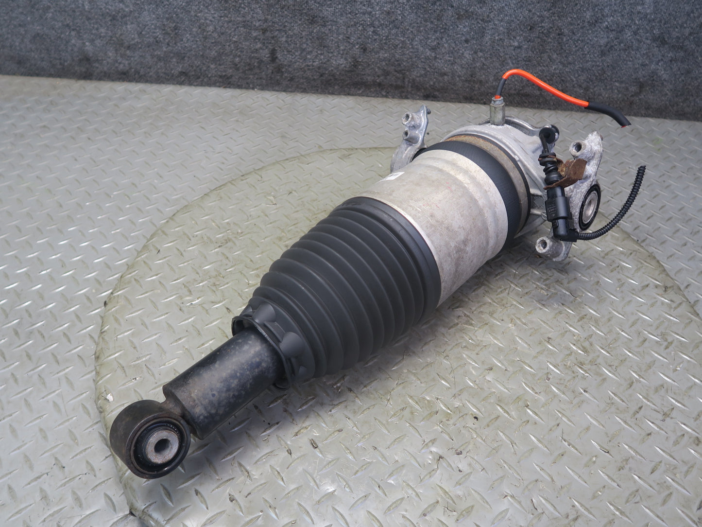 2013-2018 Porsche Cayenne 958 GTS Rear Left Air Shock Strut Absorber 7P5616503AE