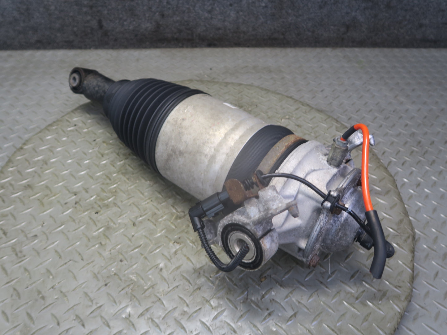 2013-2018 Porsche Cayenne 958 GTS Rear Left Air Shock Strut Absorber 7P5616503AE