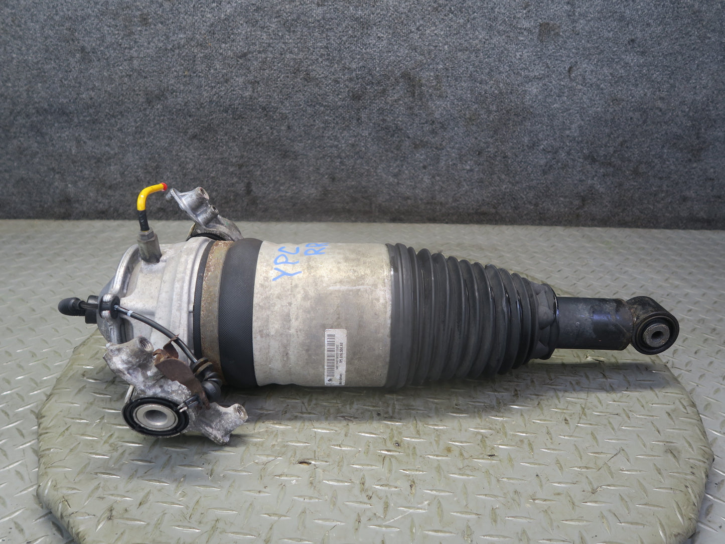 2013-2018 Porsche Cayenne 958 GTS Rear Right Air Shock Strut Absorber