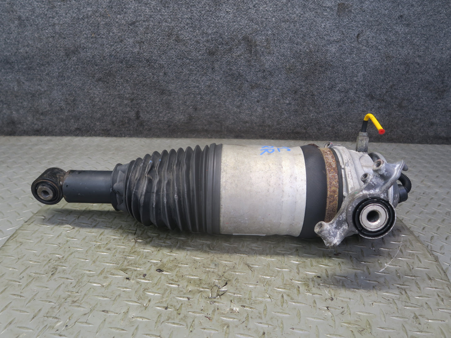 2013-2018 Porsche Cayenne 958 GTS Rear Right Air Shock Strut Absorber