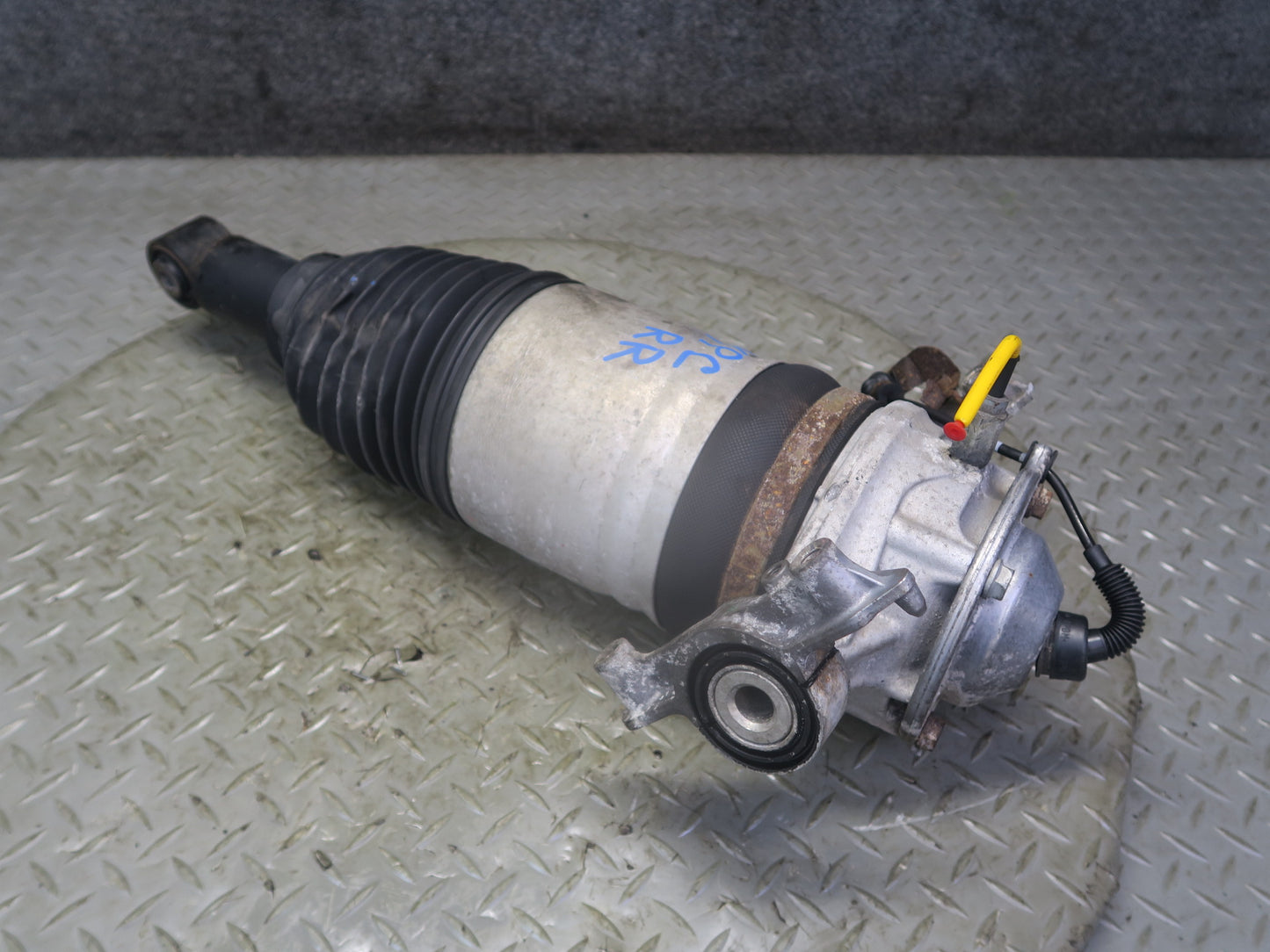 2013-2018 Porsche Cayenne 958 GTS Rear Right Air Shock Strut Absorber