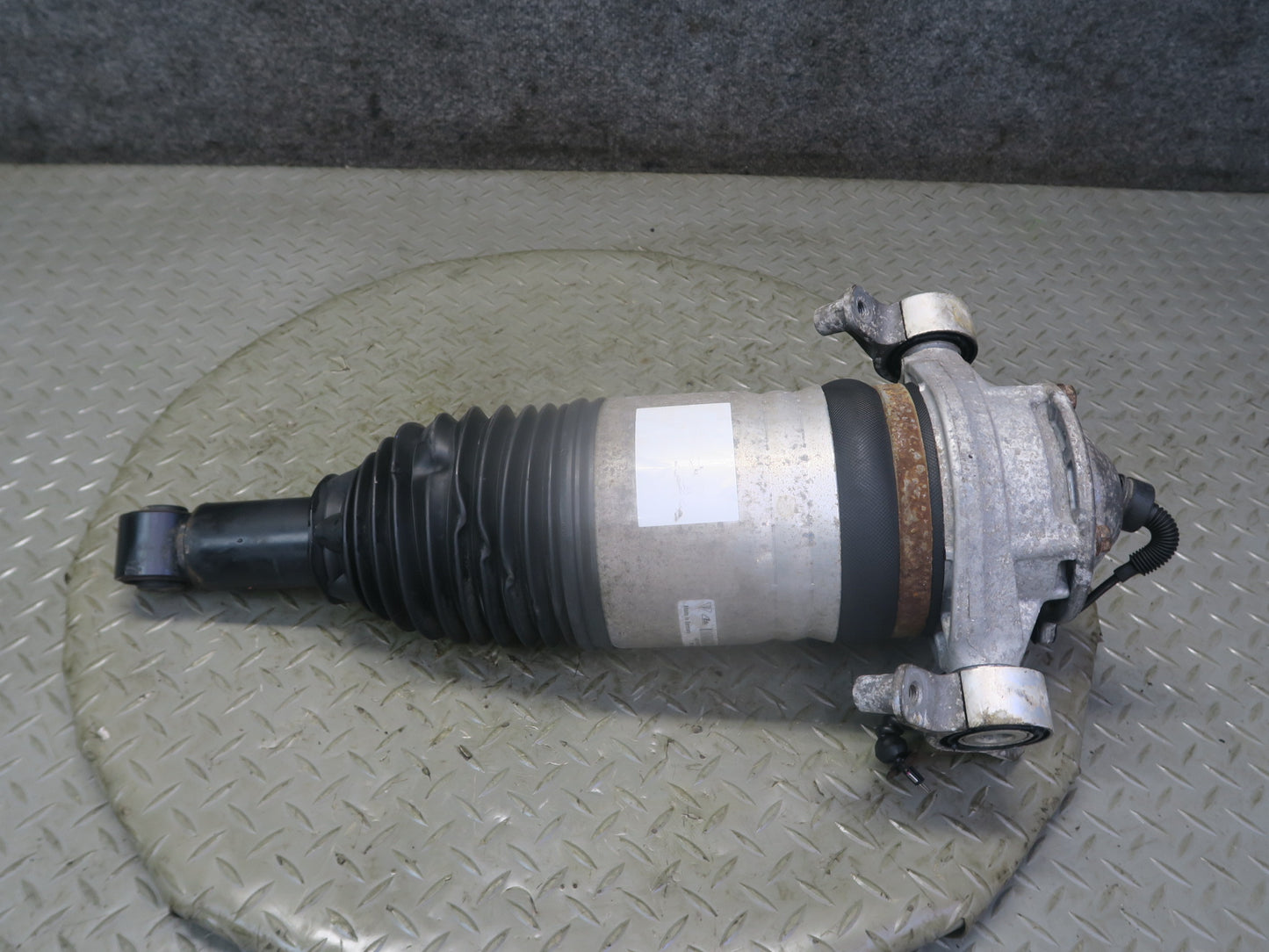 2013-2018 Porsche Cayenne 958 GTS Rear Right Air Shock Strut Absorber
