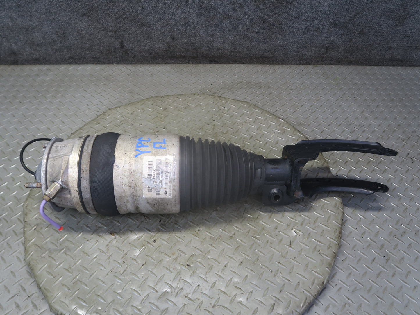 13-14 Porsche Cayenne 958 GTS Front Left Air Shock Strut Absorber 7P5616039AH