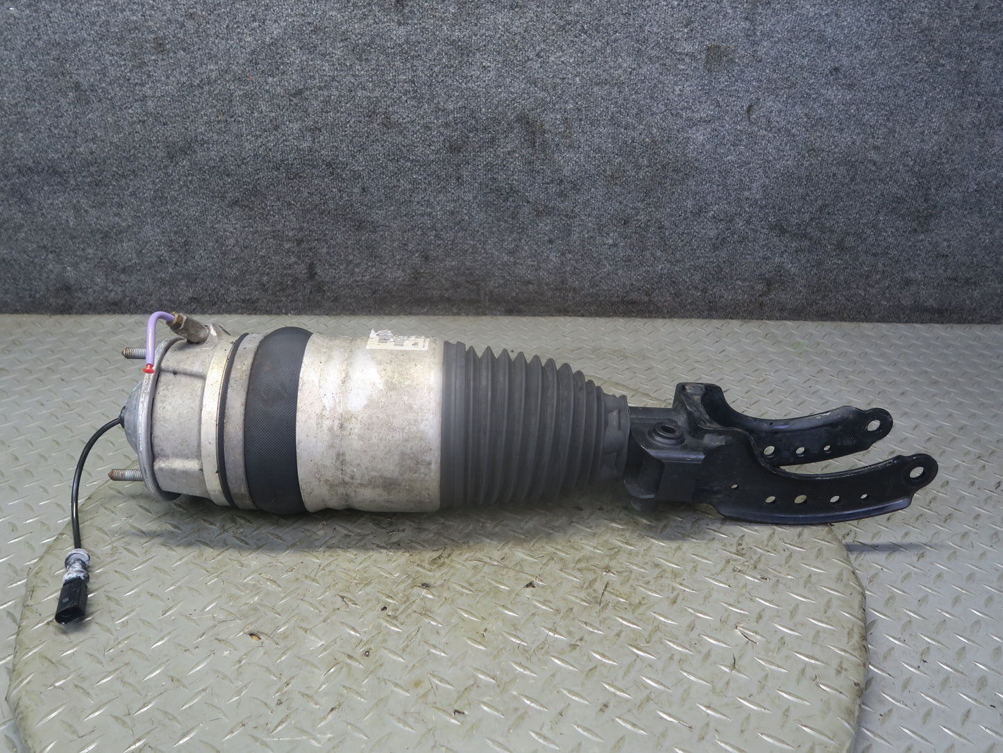 13-14 Porsche Cayenne 958 GTS Front Left Air Shock Strut Absorber 7P5616039AH