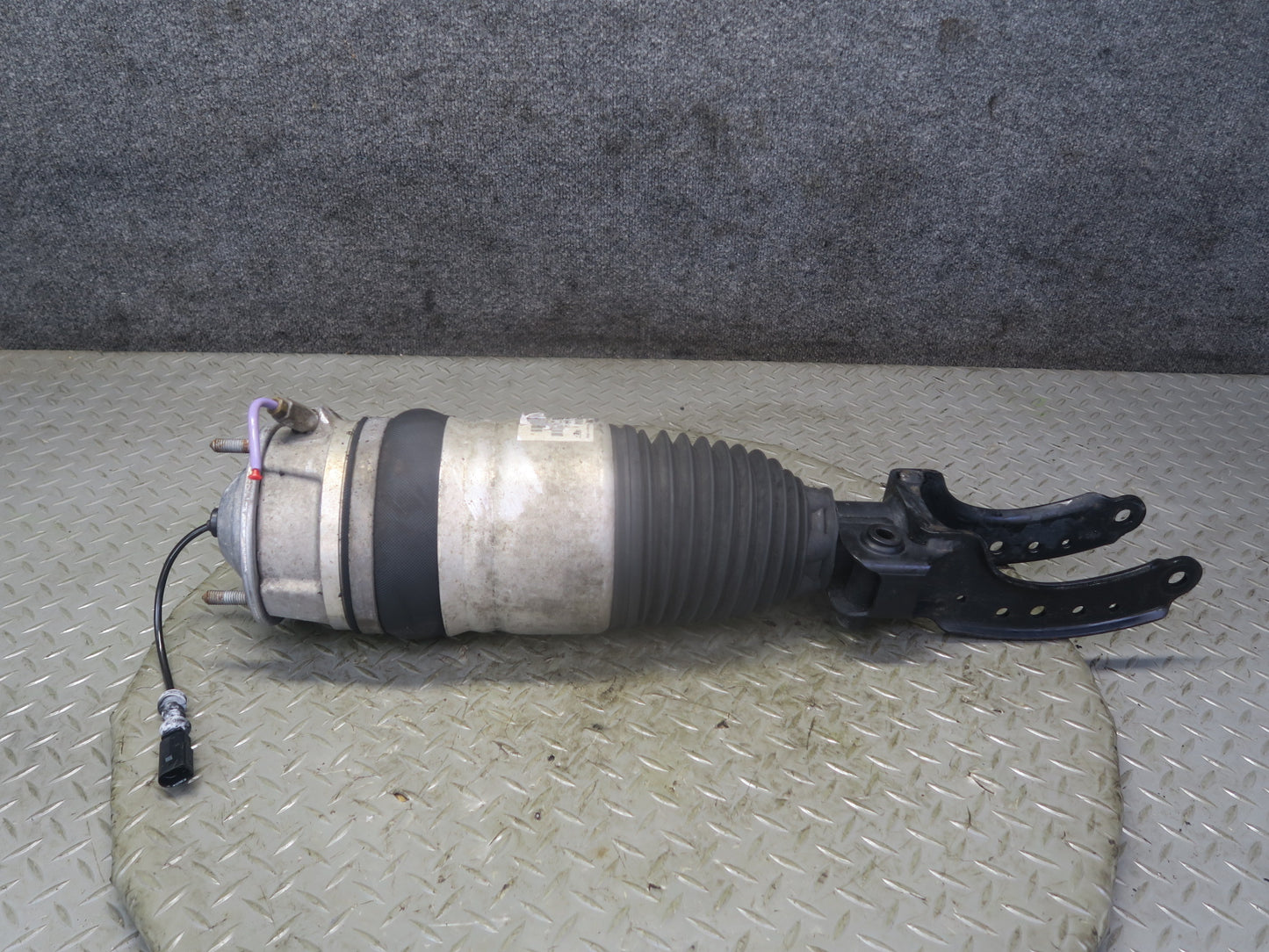 13-14 Porsche Cayenne 958 GTS Front Left Air Shock Strut Absorber 7P5616039AH