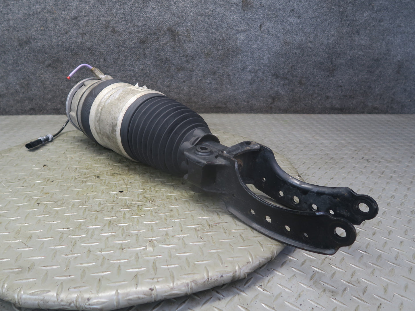 13-14 Porsche Cayenne 958 GTS Front Left Air Shock Strut Absorber 7P5616039AH