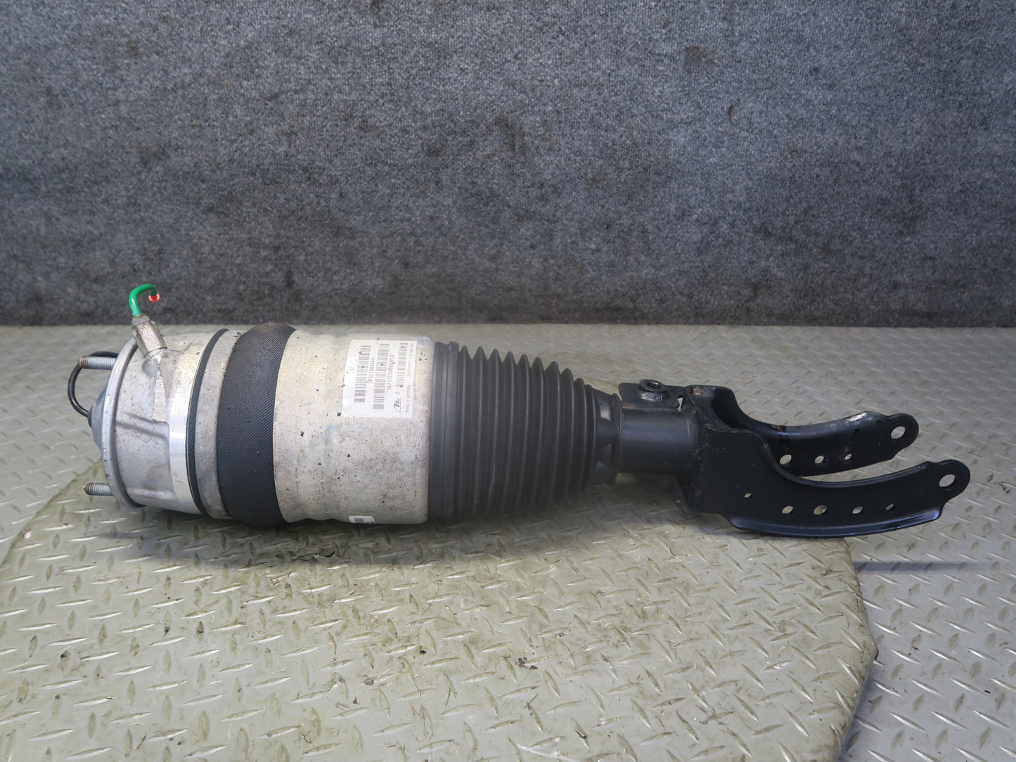 13-14 Porsche Cayenne 958 GTS Front Right Air Shock Strut Absorber 7P5616040AH