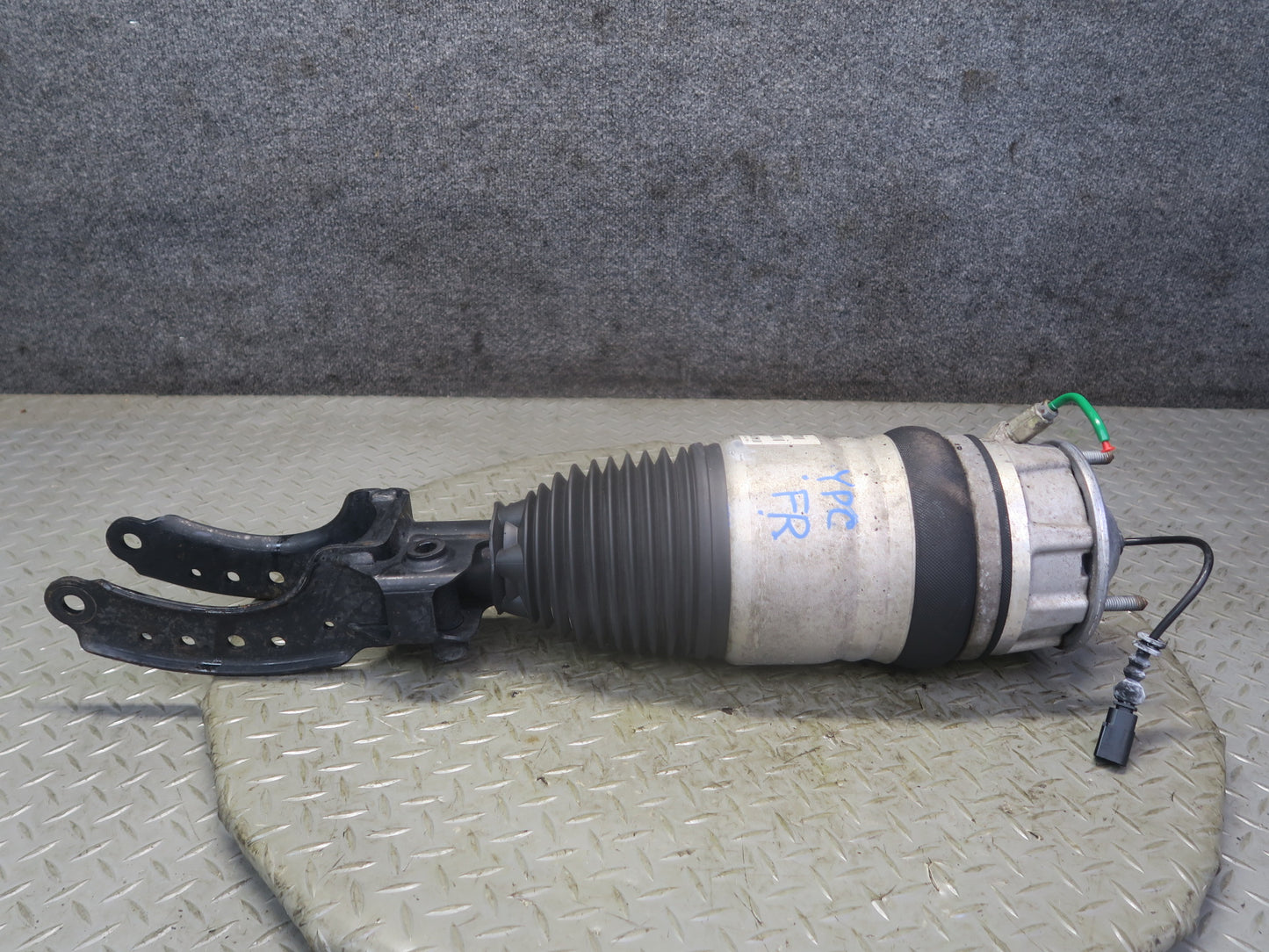 13-14 Porsche Cayenne 958 GTS Front Right Air Shock Strut Absorber 7P5616040AH