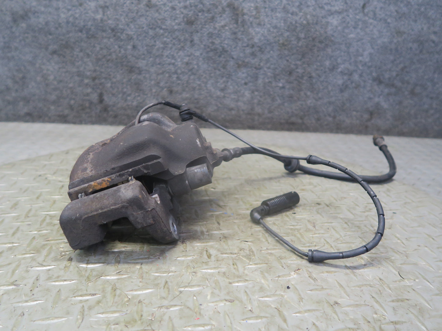 03-05 BMW E85 Z4 RWD Set of 2 Front Left & Right Brake Caliper OEM