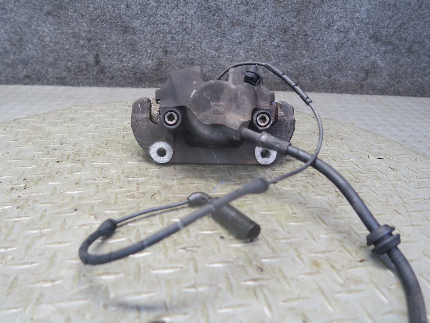 03-05 BMW E85 Z4 RWD Set of 2 Front Left & Right Brake Caliper OEM