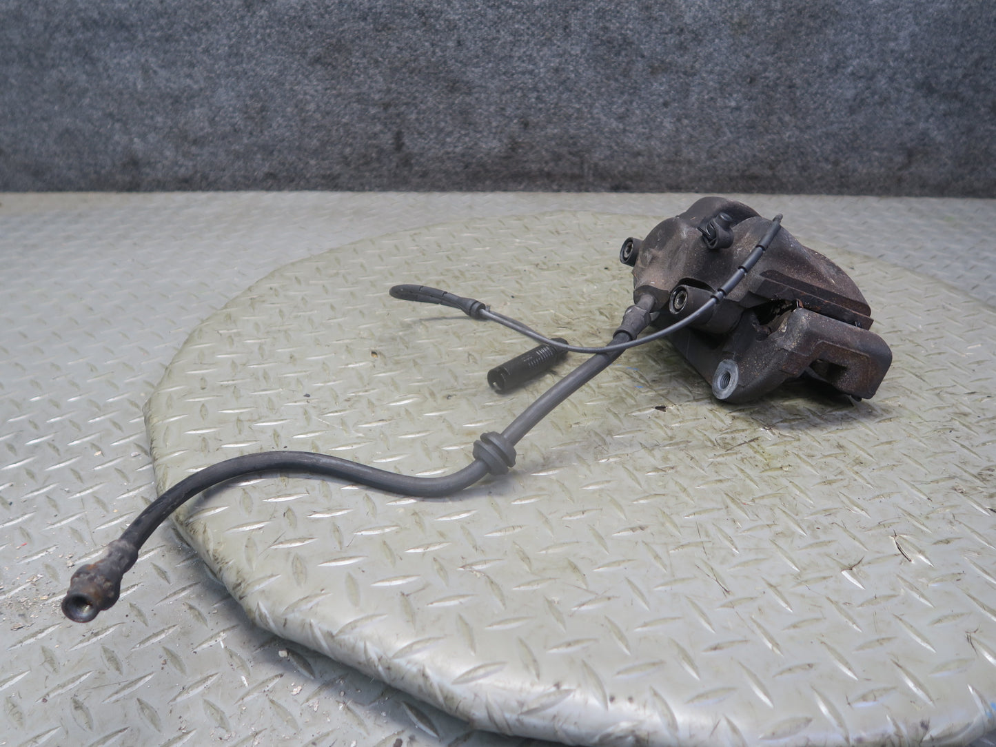 03-05 BMW E85 Z4 RWD Set of 2 Front Left & Right Brake Caliper OEM