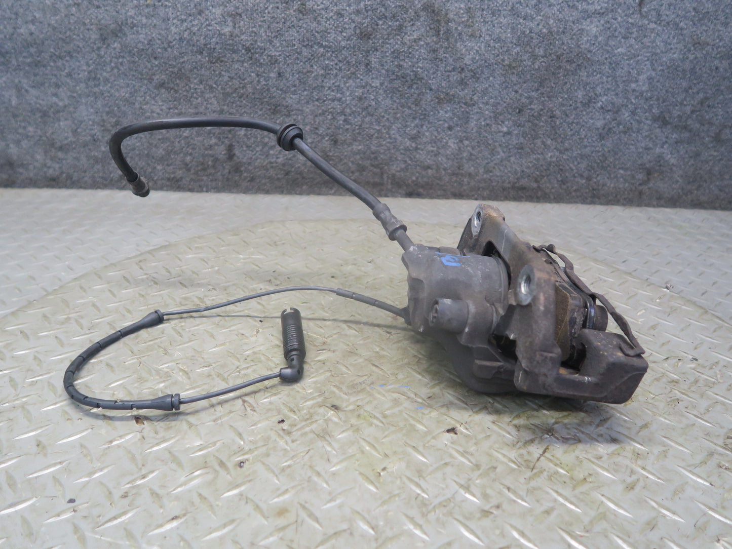 03-05 BMW E85 Z4 RWD Set of 2 Front Left & Right Brake Caliper OEM