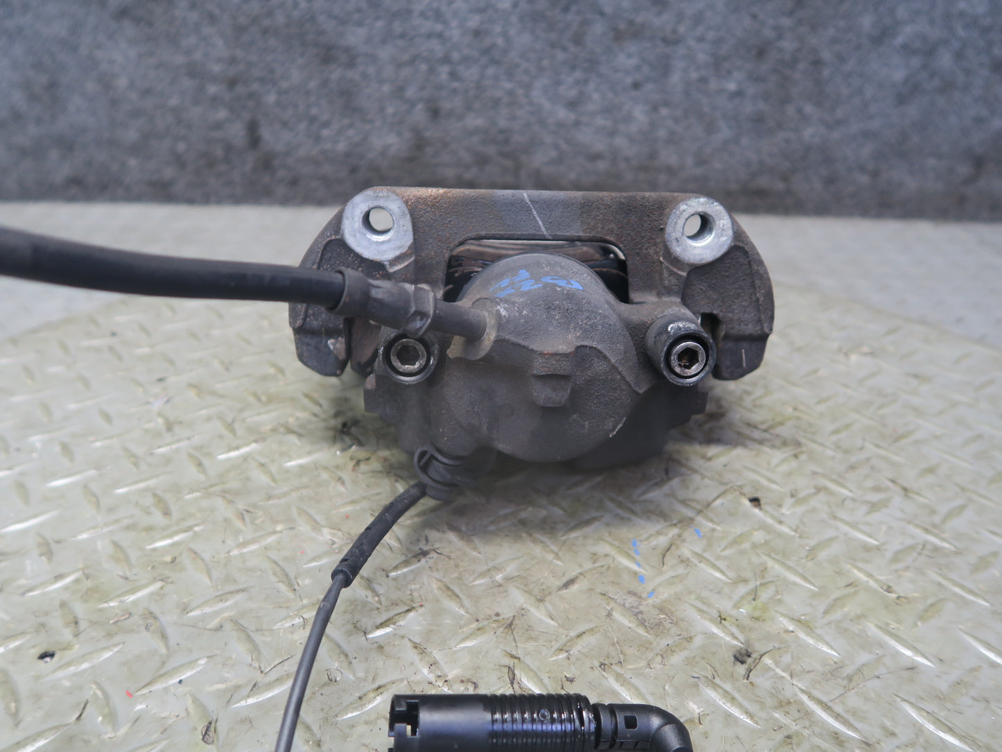 03-05 BMW E85 Z4 RWD Set of 2 Front Left & Right Brake Caliper OEM