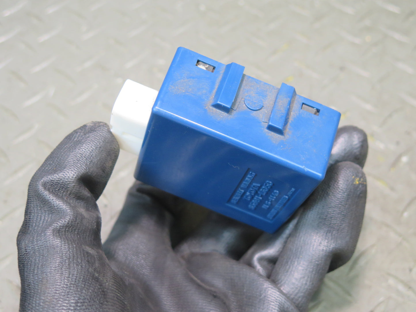 1996-1997 Lexus FZJ80L LX450 Seat Belt Warning  Relay Module 85991-16050