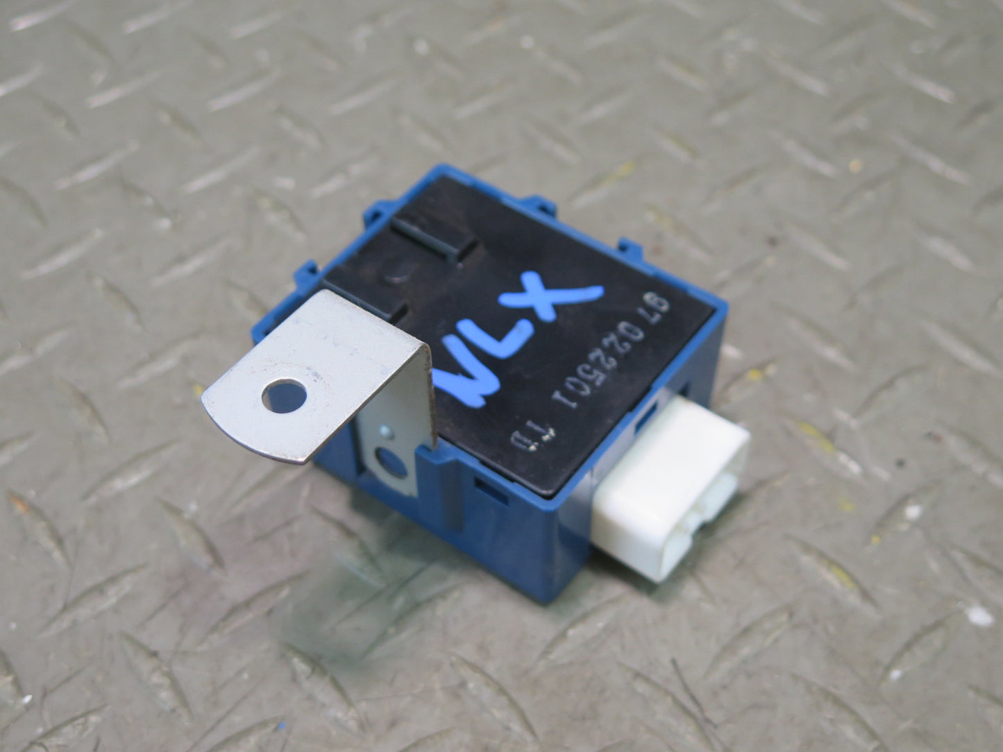1996-1997 Lexus FZJ80L LX450 Seat Belt Warning  Relay Module 85991-16050