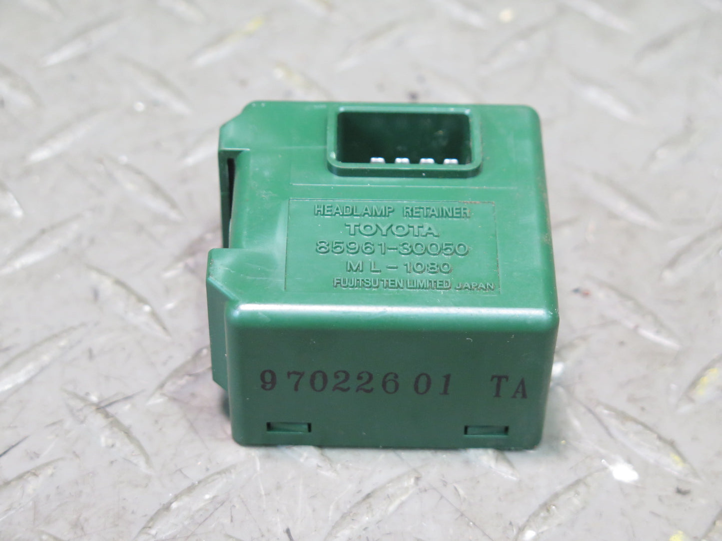 1996-1997 Lexus FZJ80L LX450 Headlight Lamp Retainer Module 85961-30050