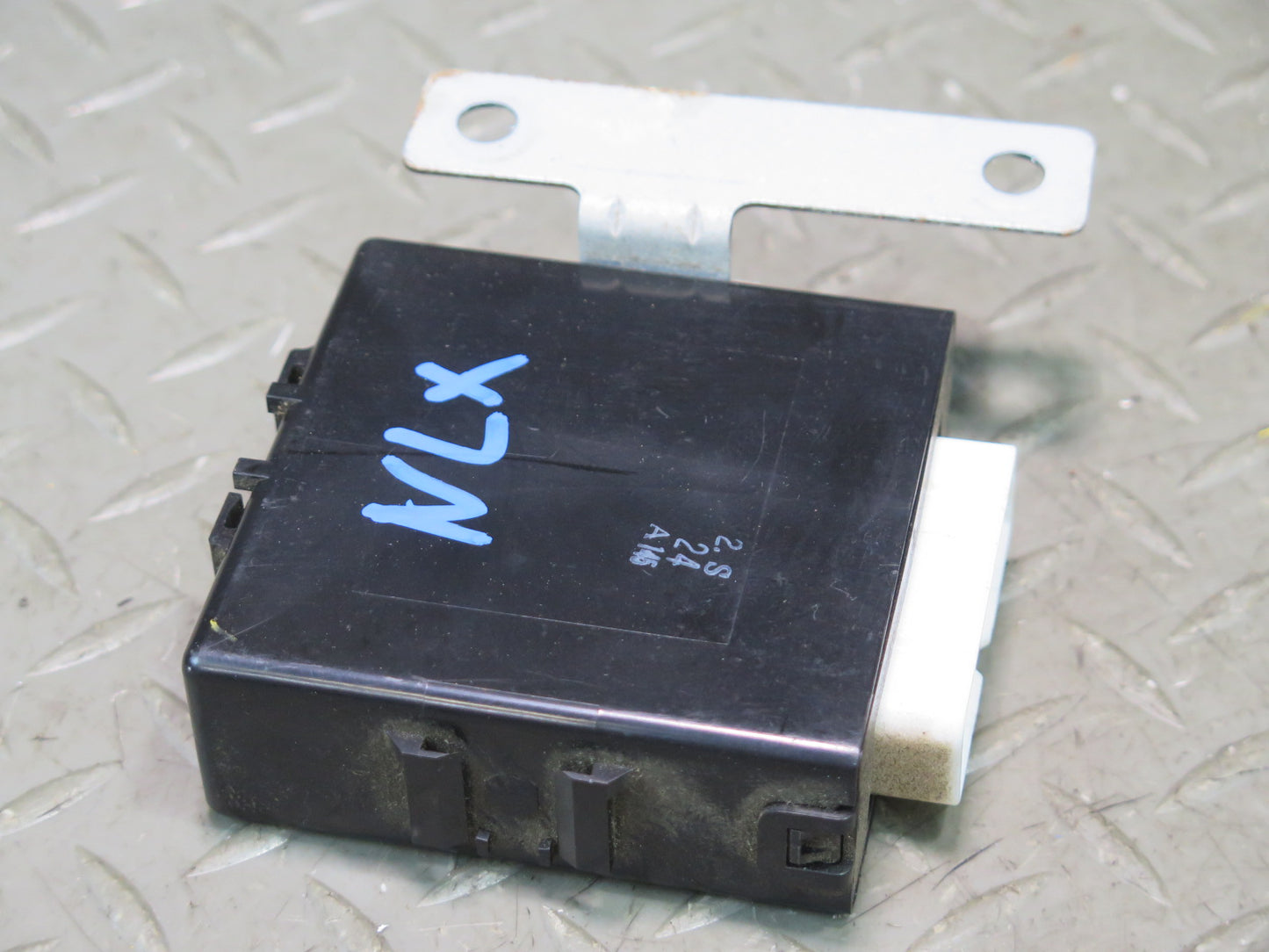 1996-1997 Lexus FZJ80L LX450 Antenna Relay Control Module 85914-60040
