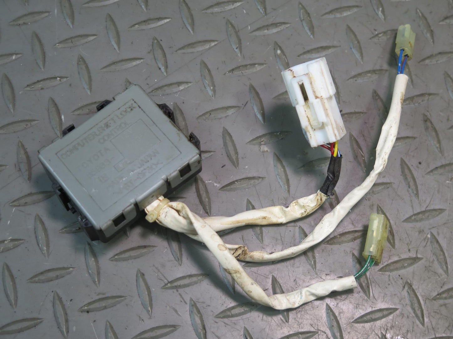 1996-1997 Lexus FZJ80L LX450 Transmission Shift Lock Control Module 85933-60050