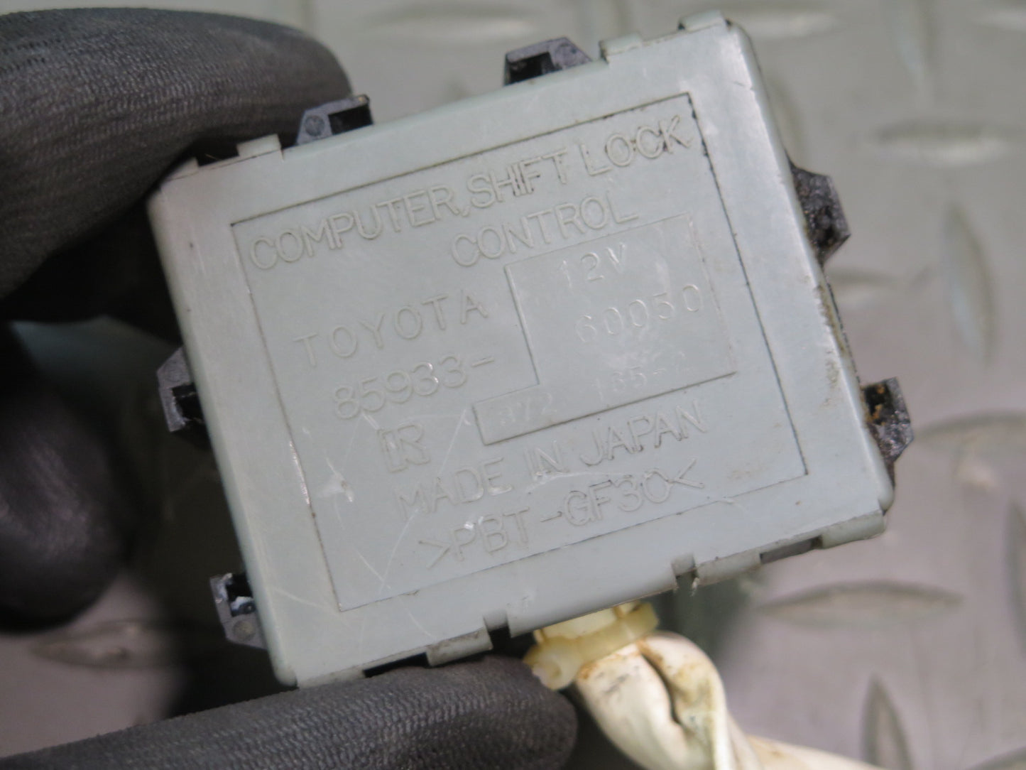 1996-1997 Lexus FZJ80L LX450 Transmission Shift Lock Control Module 85933-60050