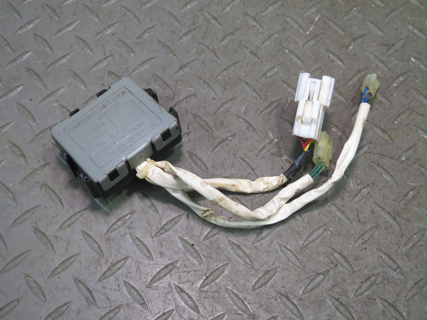 1996-1997 Lexus FZJ80L LX450 Transmission Shift Lock Control Module 85933-60050