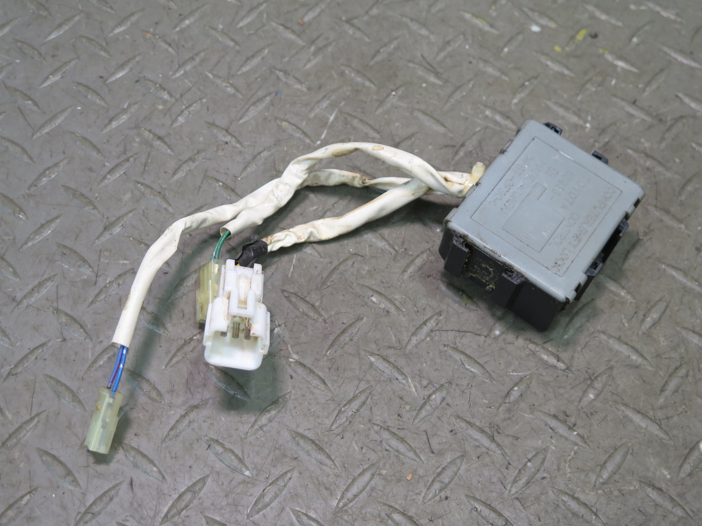 1996-1997 Lexus FZJ80L LX450 Transmission Shift Lock Control Module 85933-60050