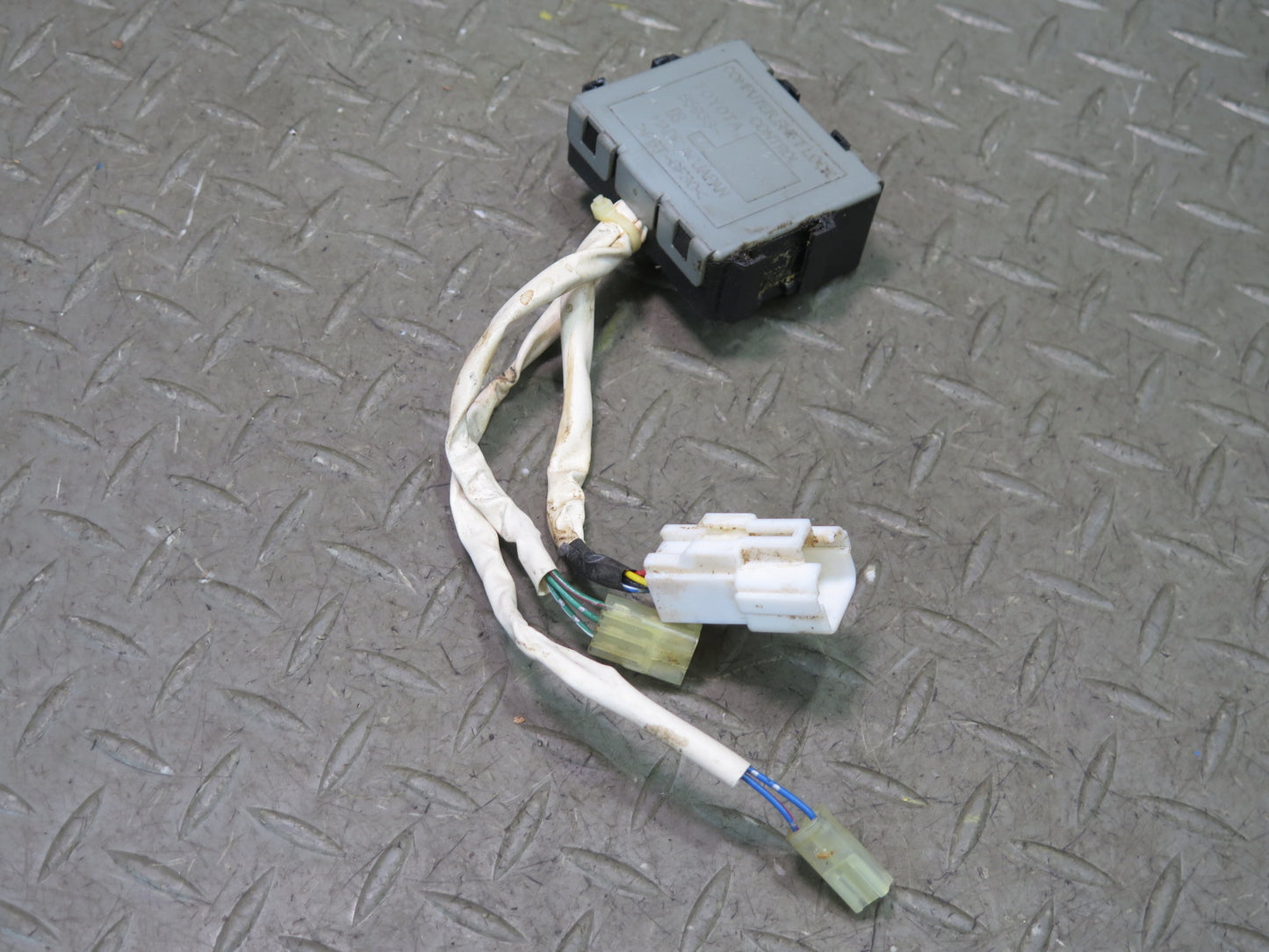 1996-1997 Lexus FZJ80L LX450 Transmission Shift Lock Control Module 85933-60050
