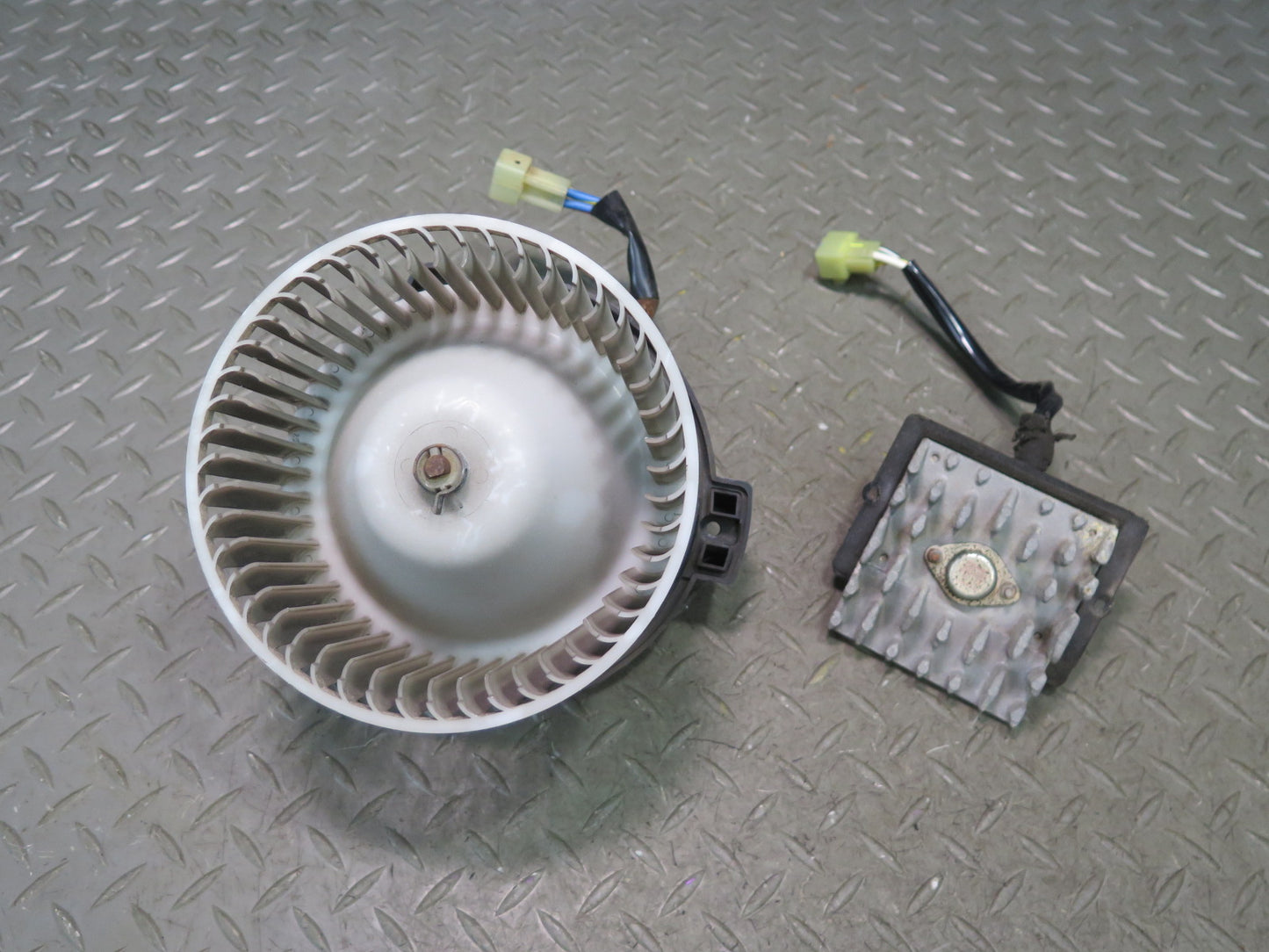96-97 Lexus FZJ80L LX450 Front A/C Heater Blower Motor w A/C Amplifier Resistor