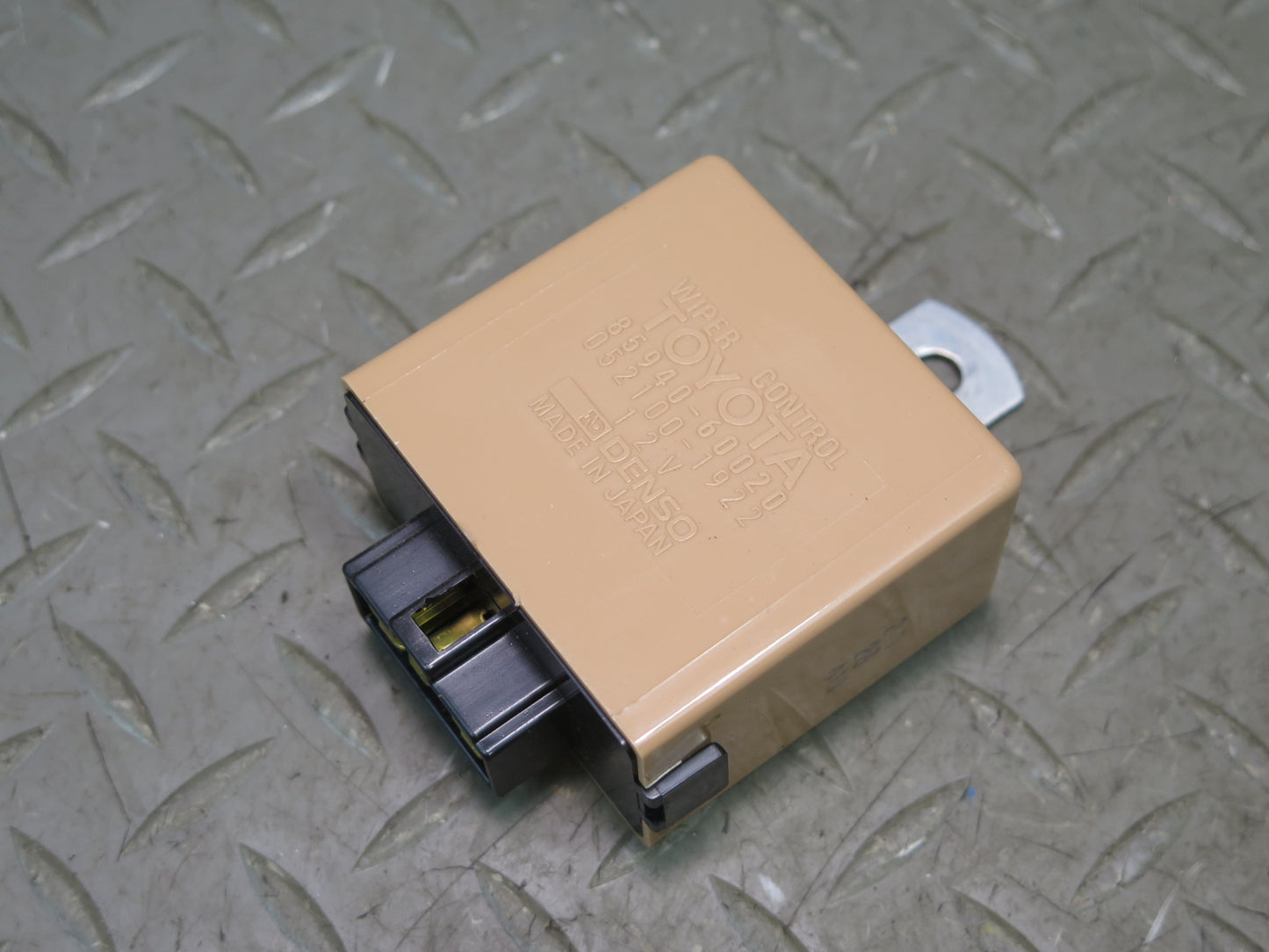 1996-1997 Lexus FZJ80L LX450 Wiper Relay Control Module 85940-60020