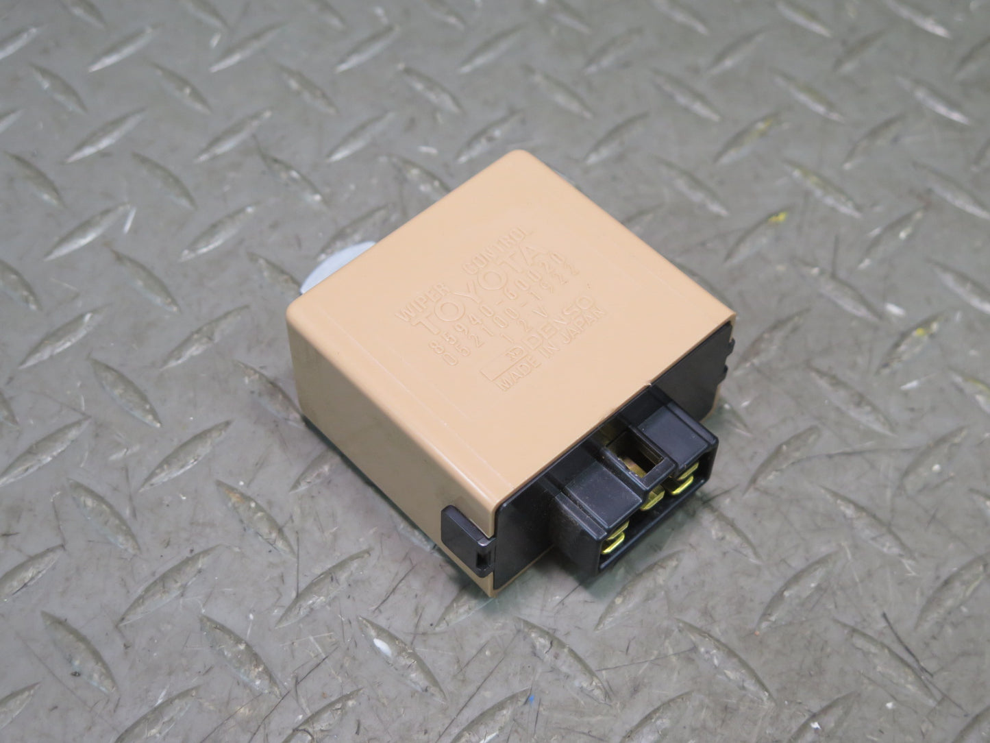 1996-1997 Lexus FZJ80L LX450 Wiper Relay Control Module 85940-60020