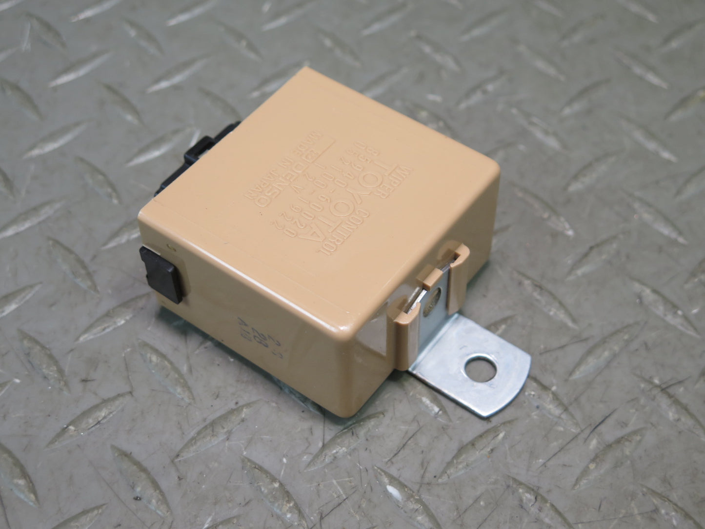 1996-1997 Lexus FZJ80L LX450 Wiper Relay Control Module 85940-60020