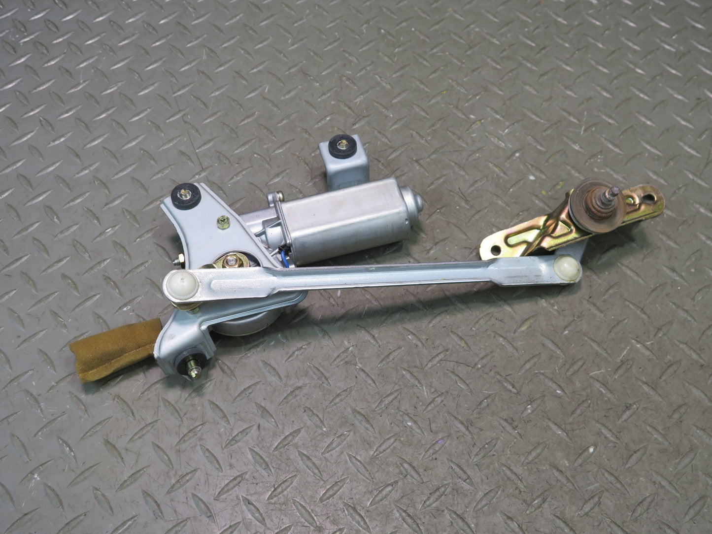 1996-1997 Lexus FZJ80L LX450 Rear Windshield Wiper Transmission Linkage w Motor