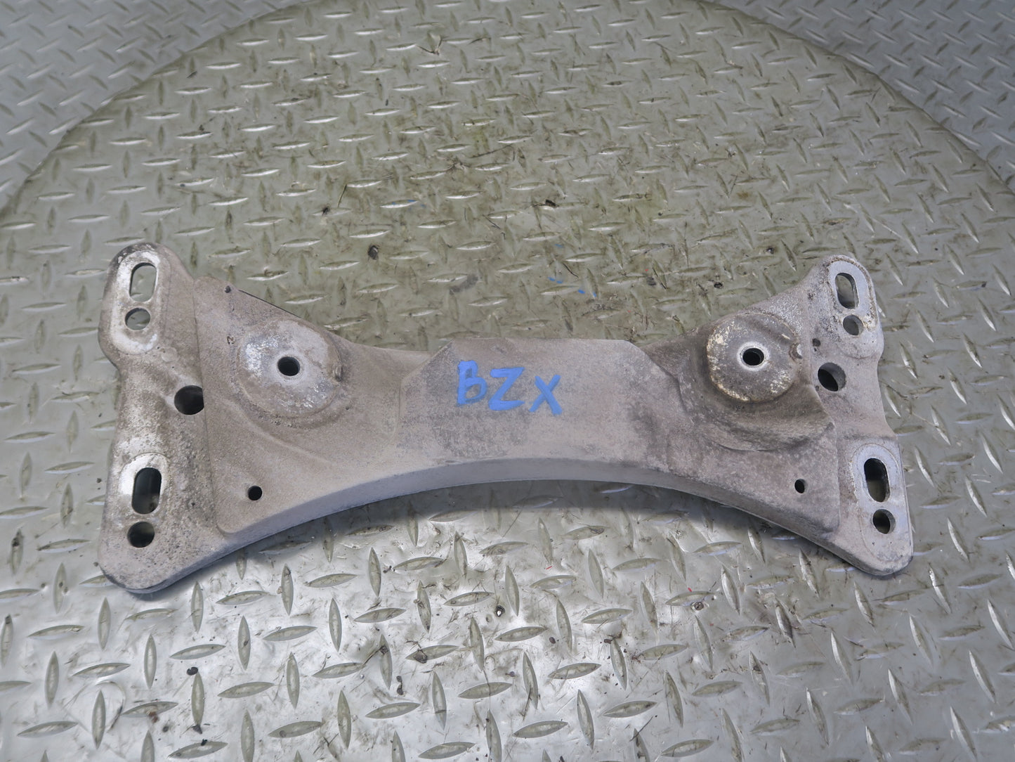 03-08 BMW E85 Z4 M/T Manual Transmission Crossmember Mount Support 6760531 OEM