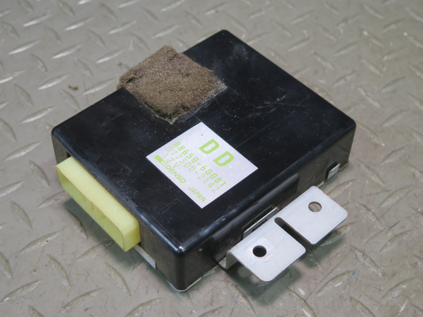 1996-1997 Lexus FZJ80L LX450 A/C Amplifier Cooler Stabilizer Module 88650-60081