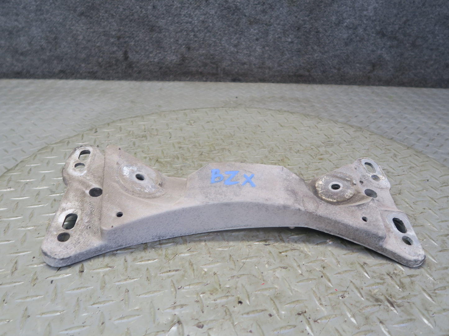 03-08 BMW E85 Z4 M/T Manual Transmission Crossmember Mount Support 6760531 OEM