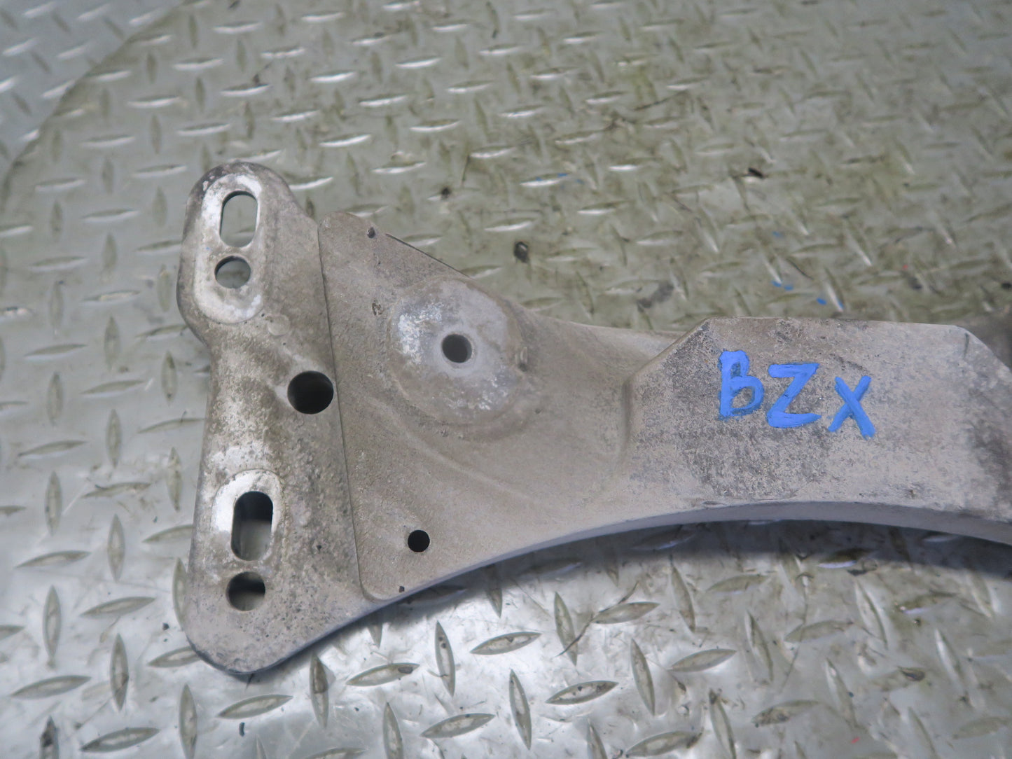 03-08 BMW E85 Z4 M/T Manual Transmission Crossmember Mount Support 6760531 OEM