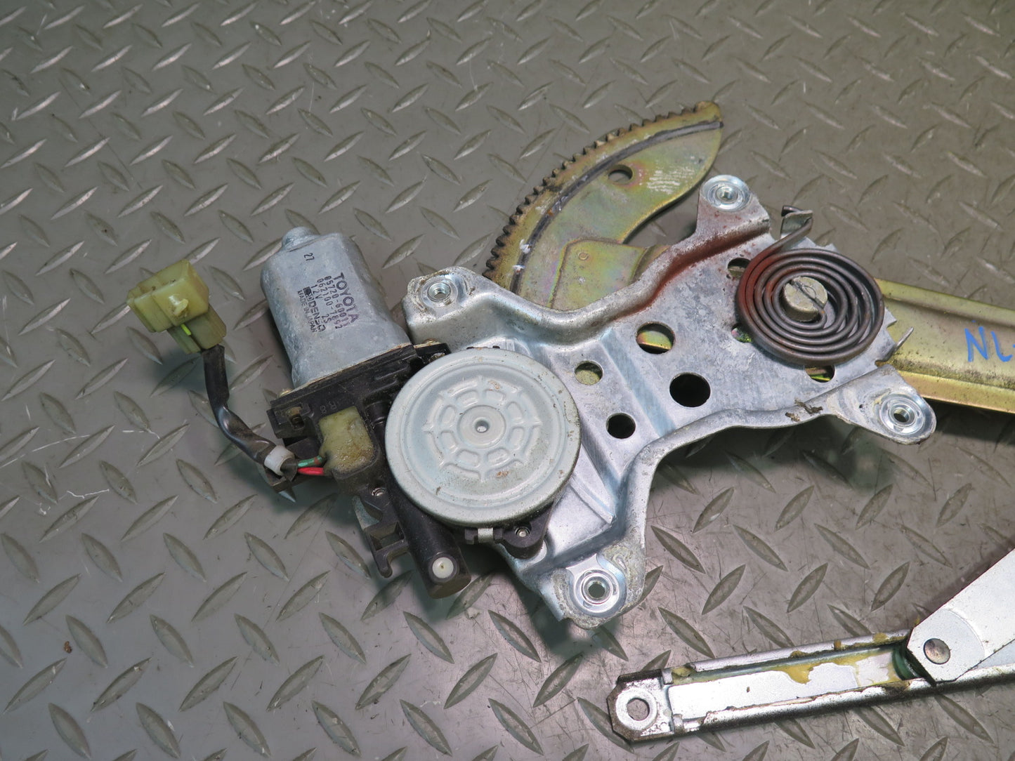 1996-1997 Lexus FZJ80L LX450 Front Left Door Window Regulator w Motor