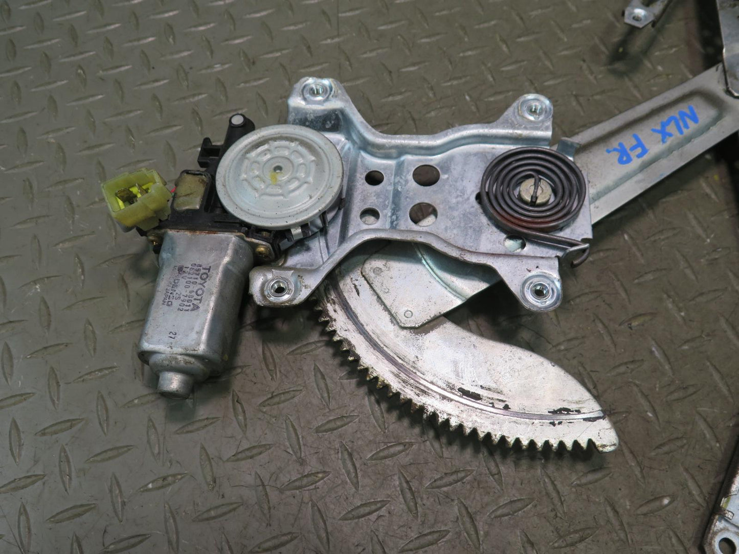 1996-1997 Lexus FZJ80L LX450 Front Right Door Window Regulator w Motor
