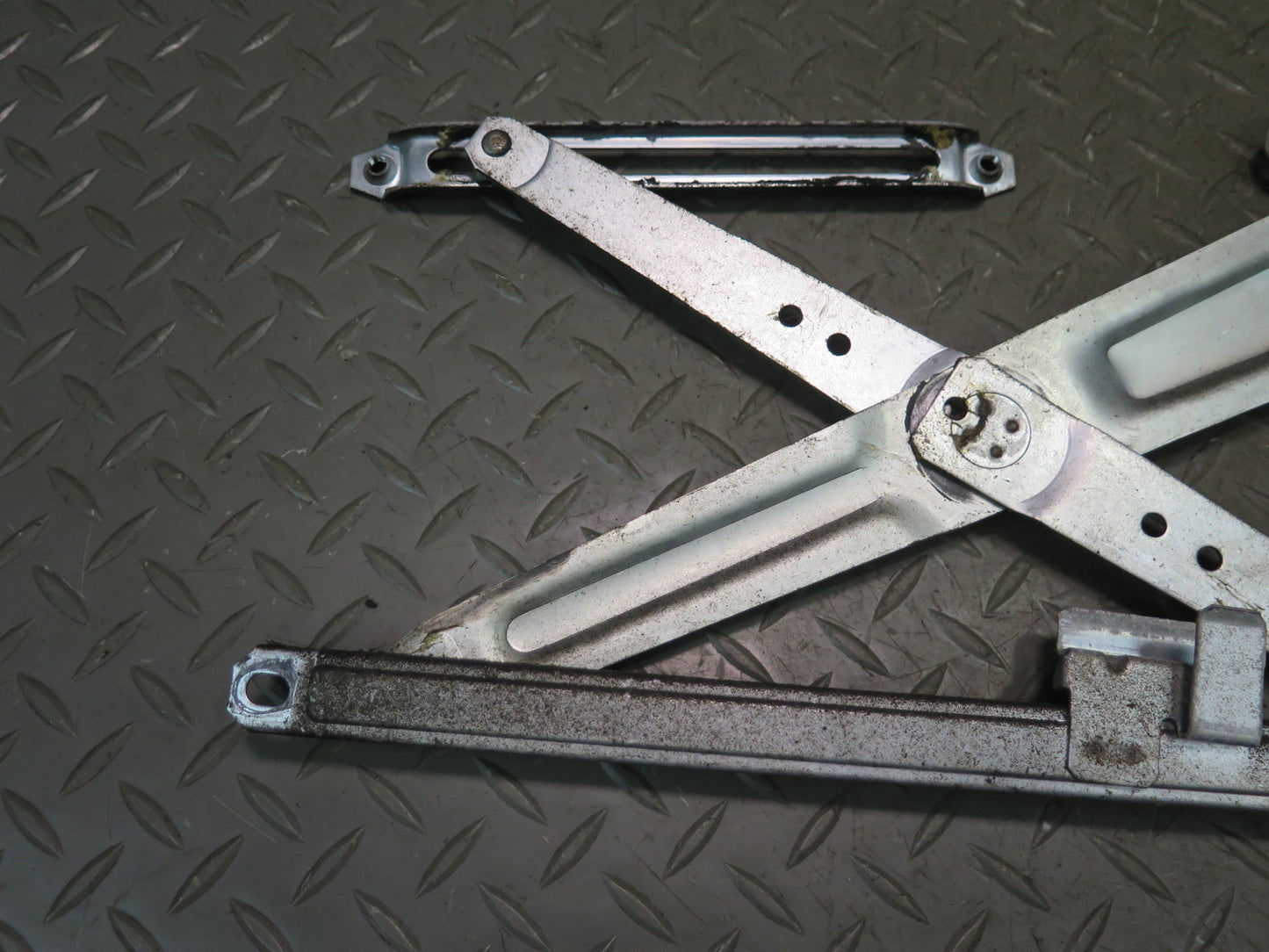 1996-1997 Lexus FZJ80L LX450 Front Right Door Window Regulator w Motor
