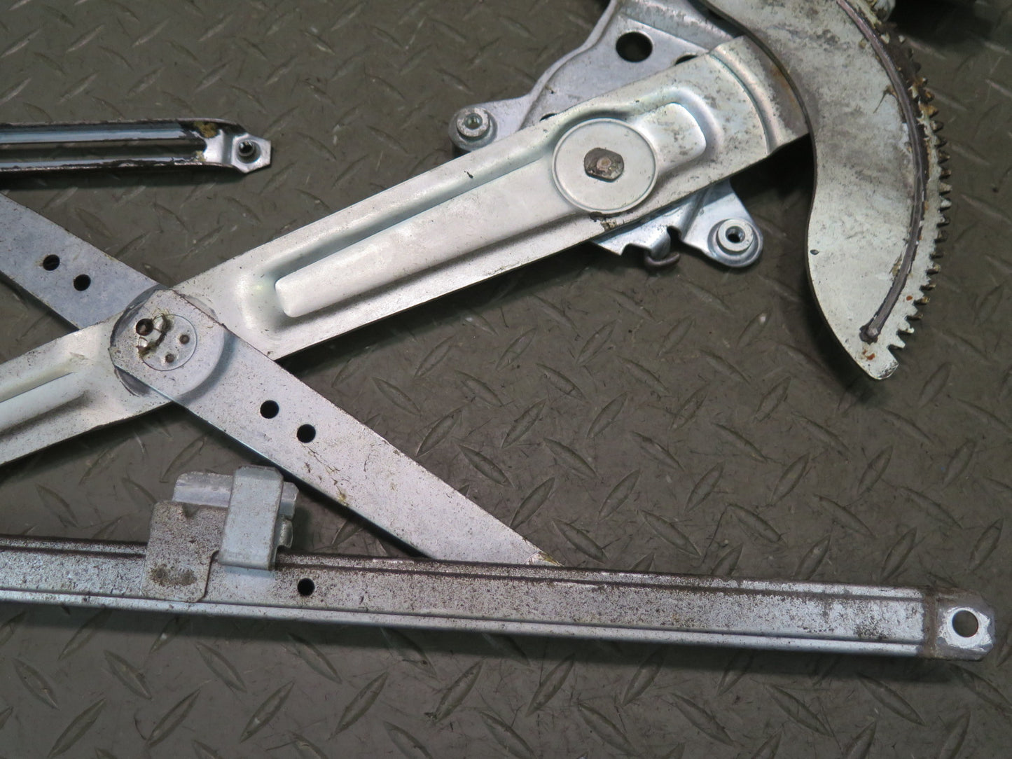 1996-1997 Lexus FZJ80L LX450 Front Right Door Window Regulator w Motor
