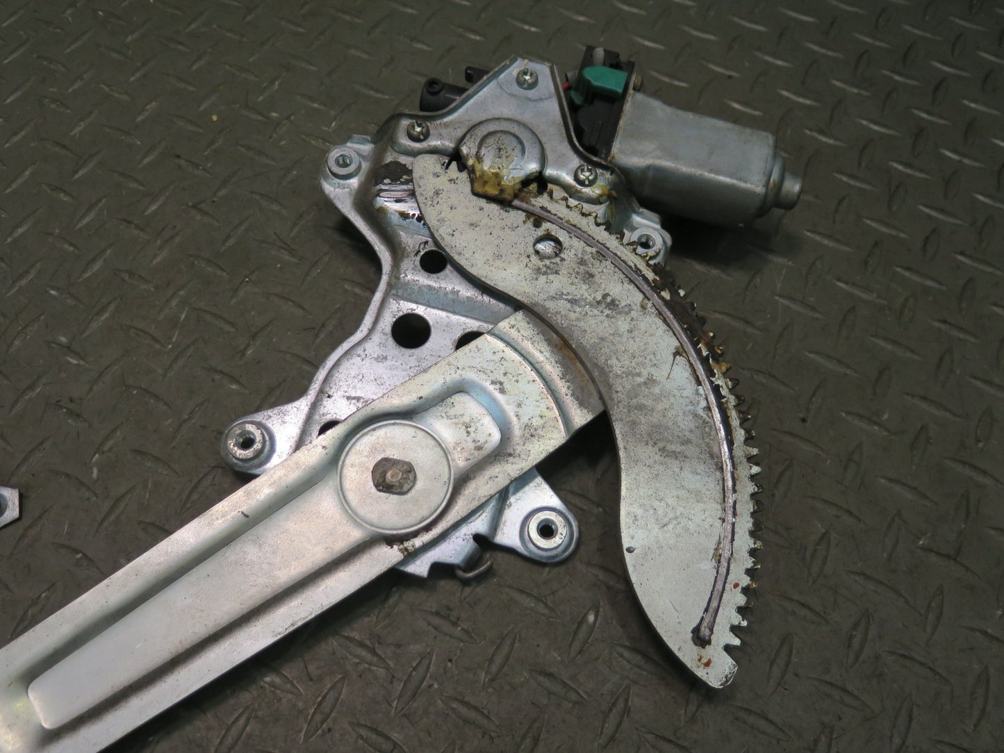 1996-1997 Lexus FZJ80L LX450 Front Right Door Window Regulator w Motor