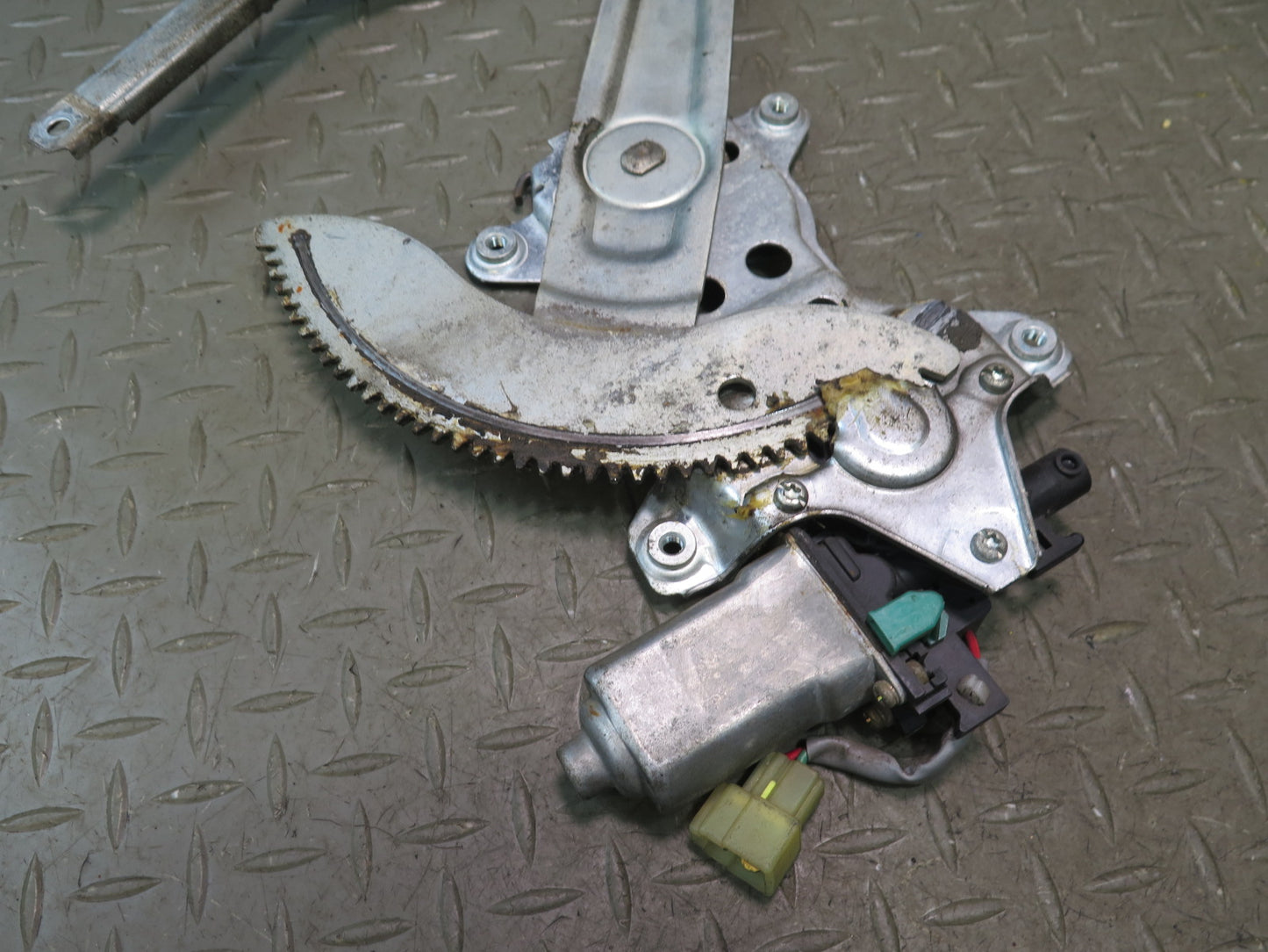 1996-1997 Lexus FZJ80L LX450 Front Right Door Window Regulator w Motor