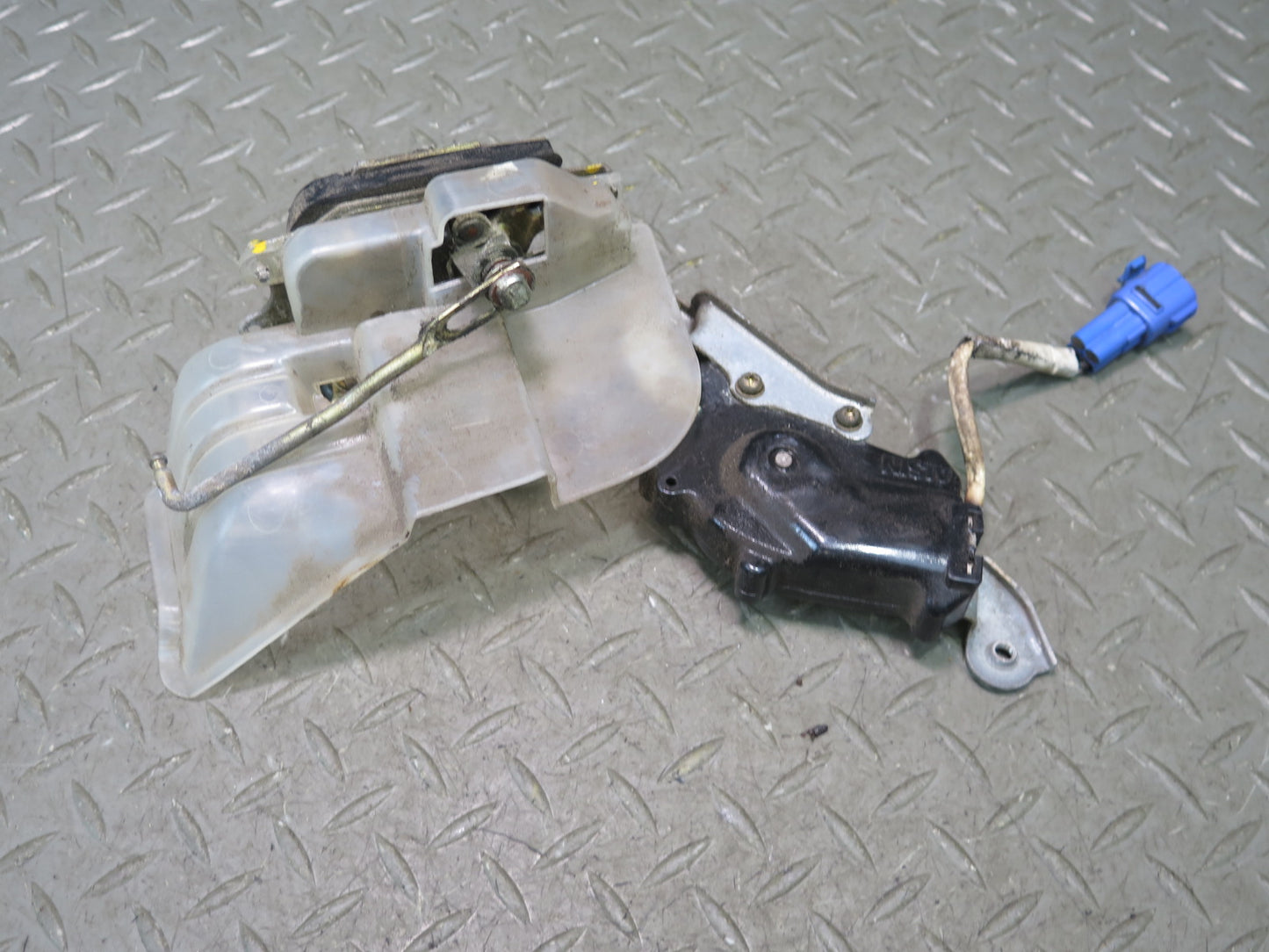 1996-1997 Lexus FZJ80L LX450 Rear Left Door Lock Latch Actuator