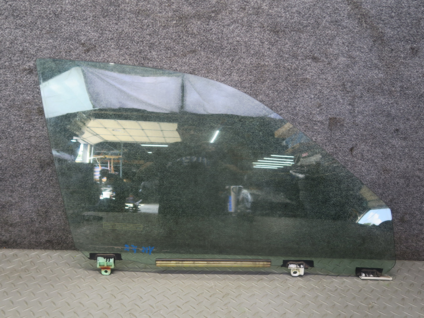 01-03 Lexus JCE10L IS300 Front Right Passenger Door Glass Window OEM
