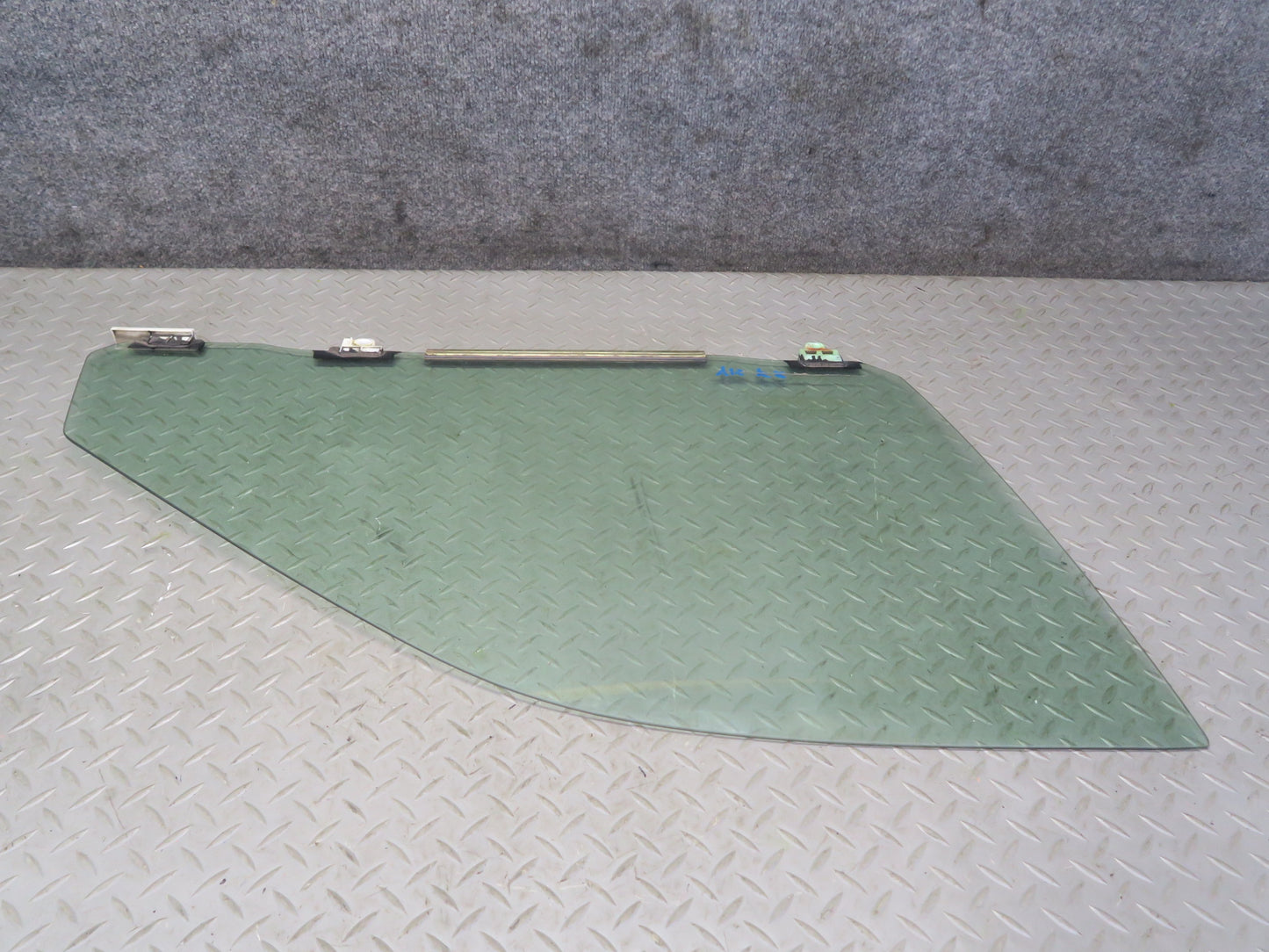 01-03 Lexus JCE10L IS300 Front Right Passenger Door Glass Window OEM