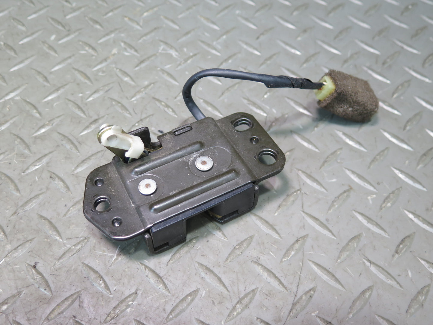 1996-1997 Lexus FZJ80L LX450 Rear Trunk Liftgate Tailgate Lock Latch