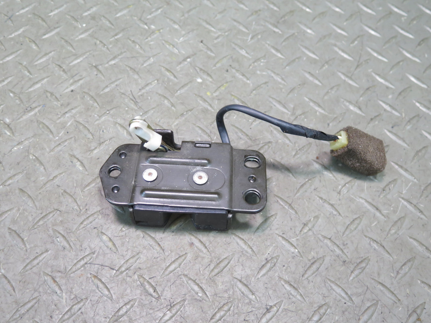 1996-1997 Lexus FZJ80L LX450 Rear Trunk Liftgate Tailgate Lock Latch