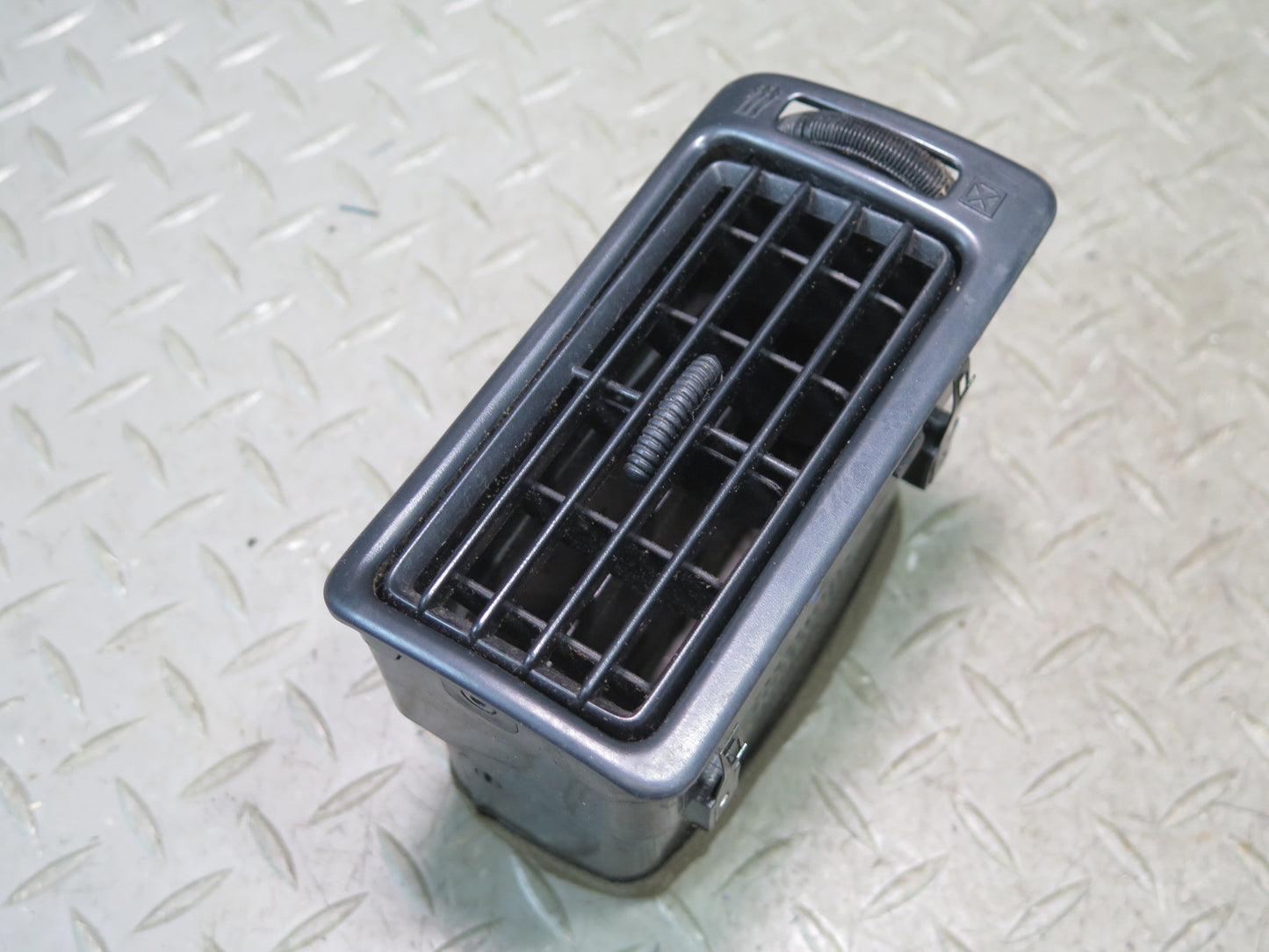 1996-1997 Lexus FZJ80L LX450 Dash Front Right A/C Air Vent Grille 55660-60070
